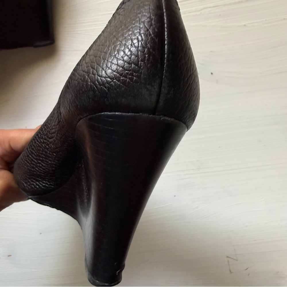 TORY BURCH BENTON LOGO PEEP TOE WEDGE HEEL PUMP SZ 7.5 M BLACK PRE-OWNED - Picture 6 of 8